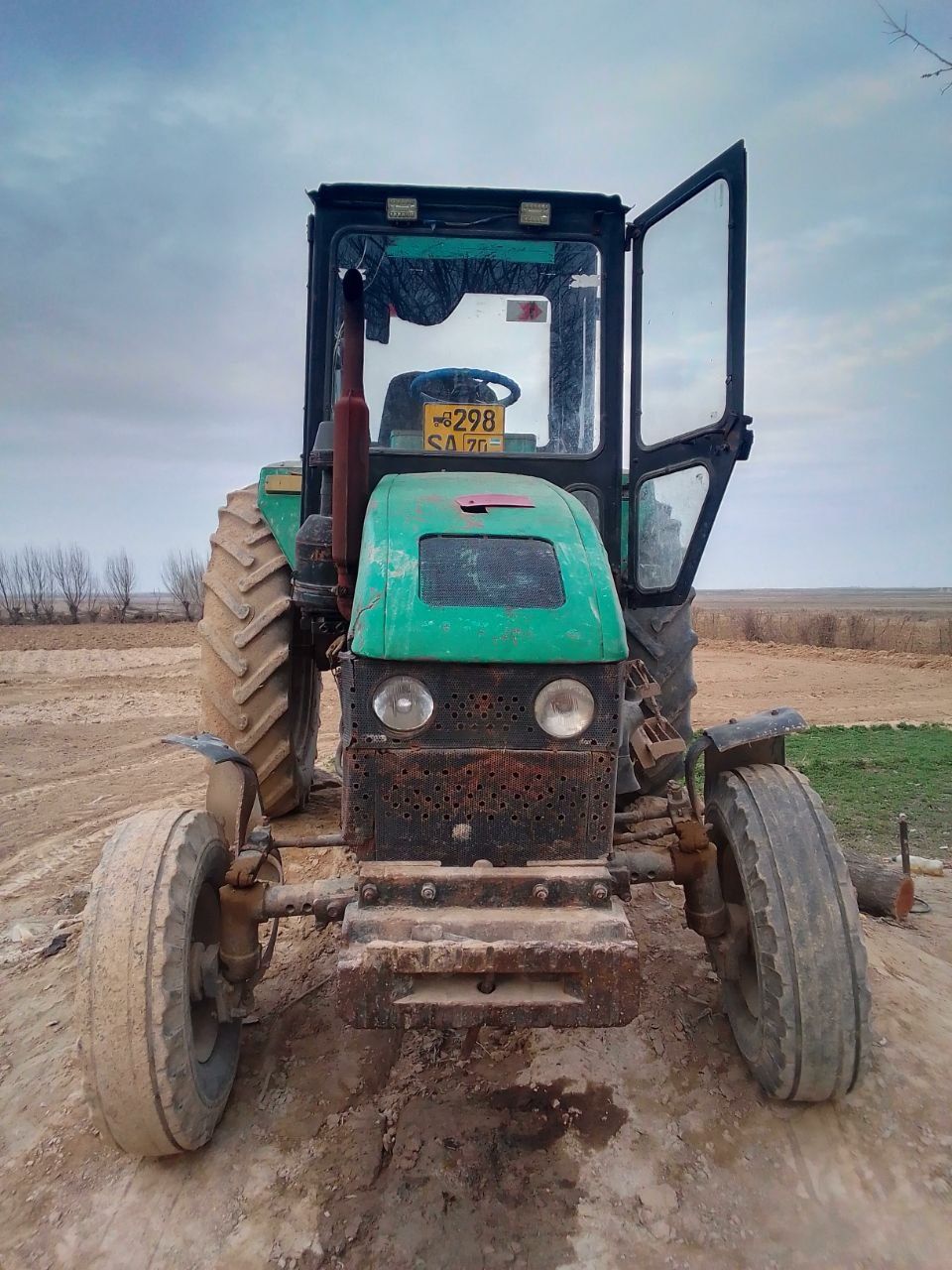 Traktor sotiladi