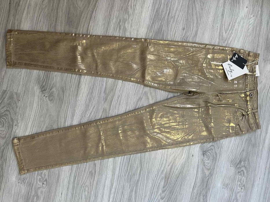 Чисто нови дамски дънки S/M – различни модели с камъни и ефекти