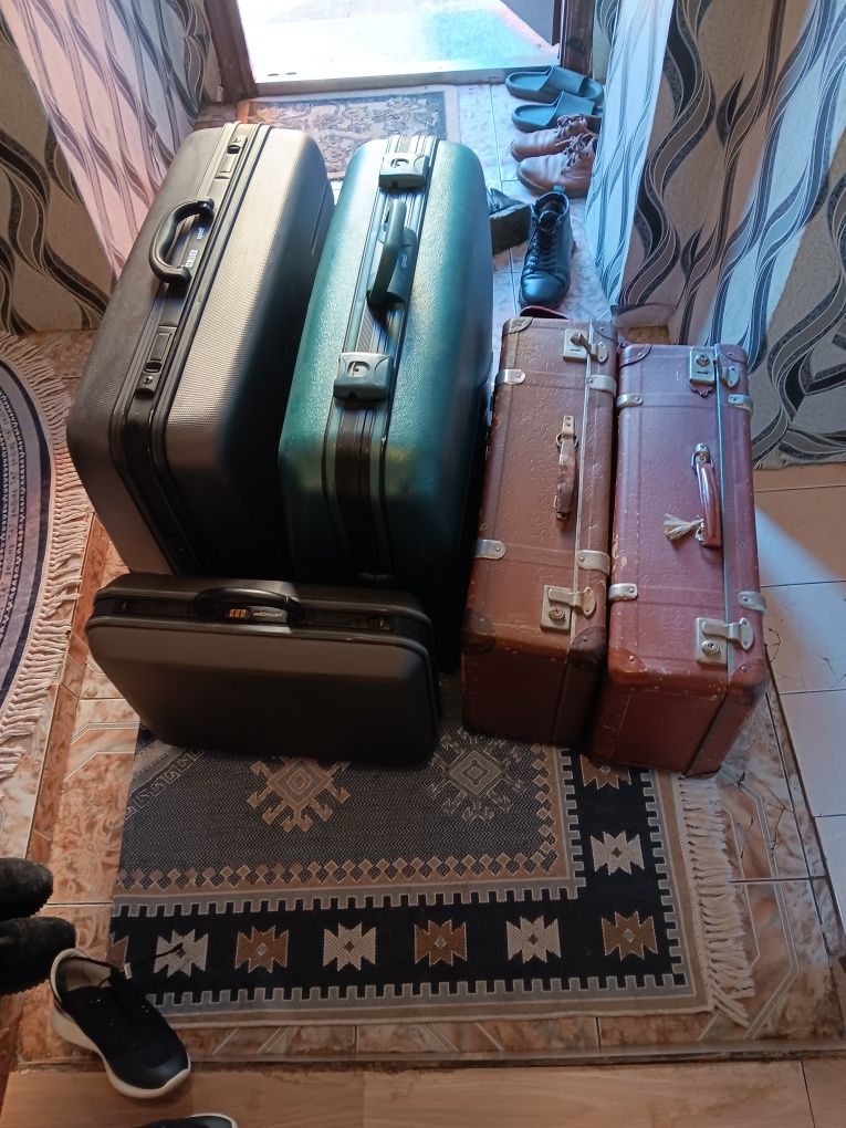 Продавам куфари за багаж и ретро куфари