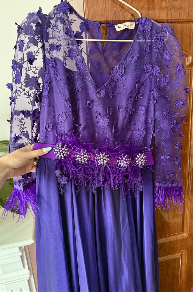 Rochie midi mov, cu dantela si puf