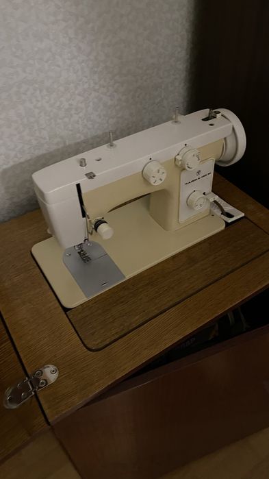 Продам швейную машину «чайка-142» с тумбой 22-1