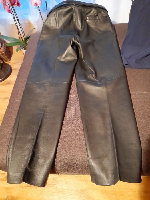 Vând pantaloni de piele