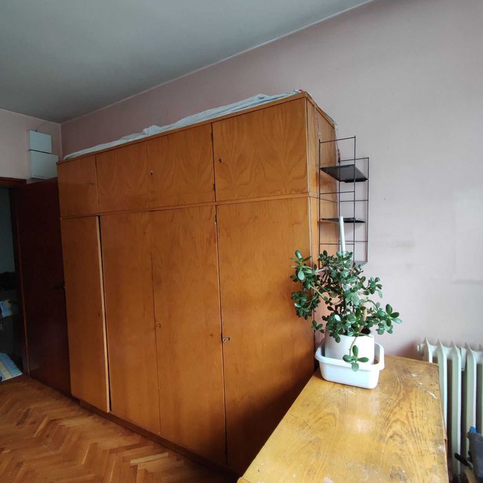 Продавам запазен гардероб с 4 крила и надстройка, чист и поддържан.