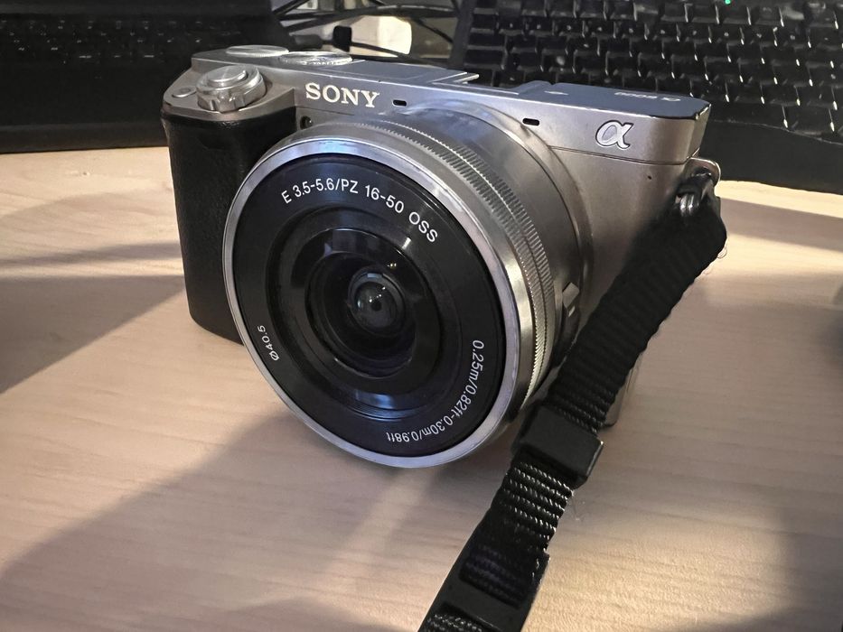 REZERVAT - Kit Sony a6000 + 3 obiective