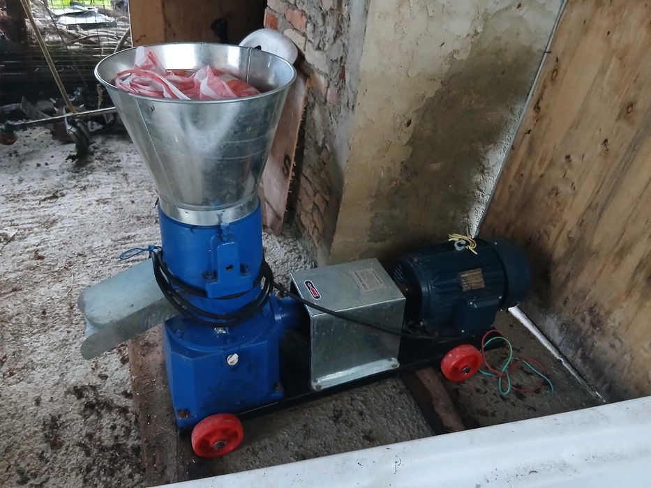 Продвам чисто нова гранул машина и две ярмомелки в добър вид