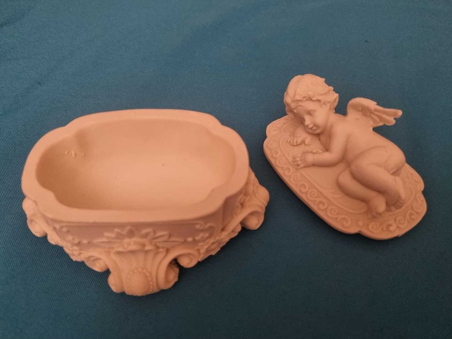 Vand cutie bijuterii aspect marmura, alba, detalii sculptate fin