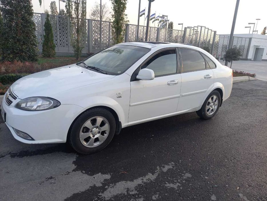 Lasetti jentra krasska toza bir qo'l moshina