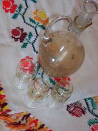 Set sticlă și trei pahare pt băuturi alcoolice pe așternut traditional