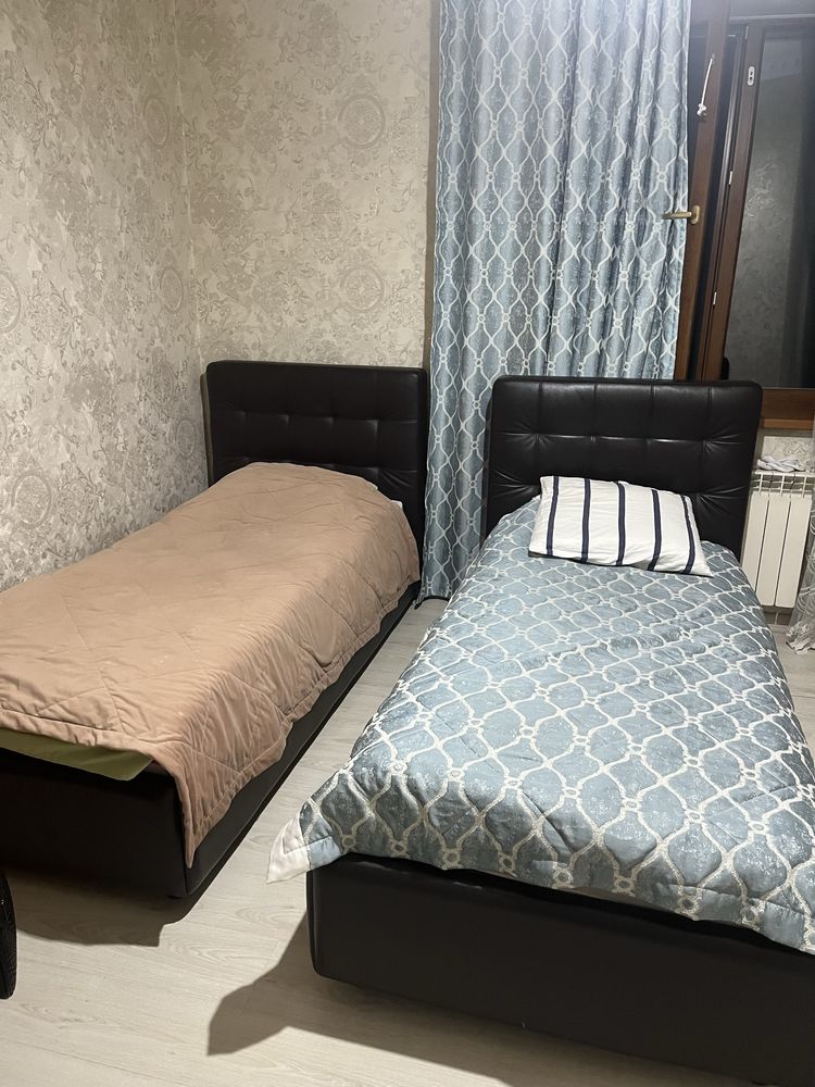 Продам 2 кровати + стол и тумбочку