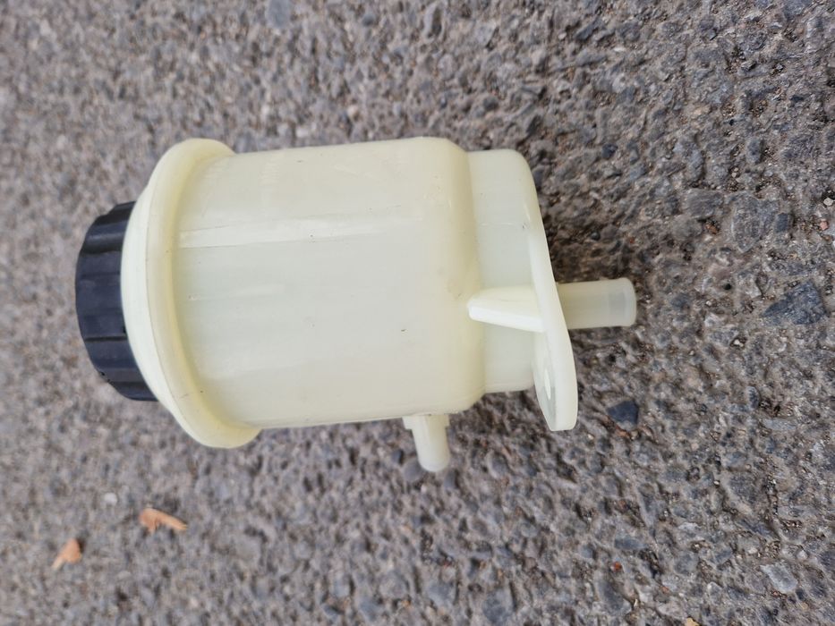 Продаю бачок на гидроусилителья авто равон r3