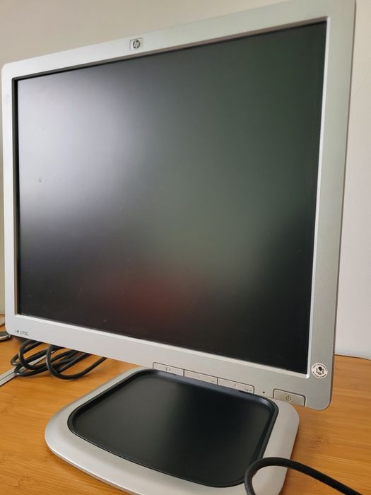 Monitor cu hub usb