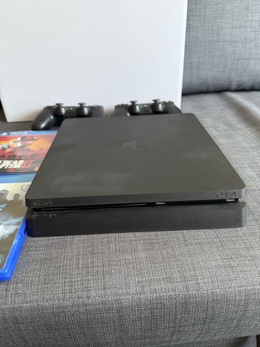 Playstation 4 slim cu doua controllere