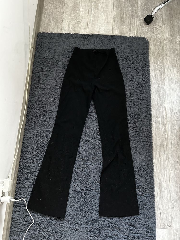 pantaloni de tip flare cu talie inalta