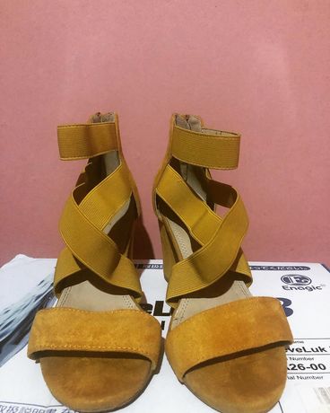 Sandale culoare galben