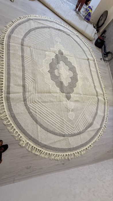 Yangi holatda dumaloq dekorativ gilam – sifatli va chiroyli dizayn