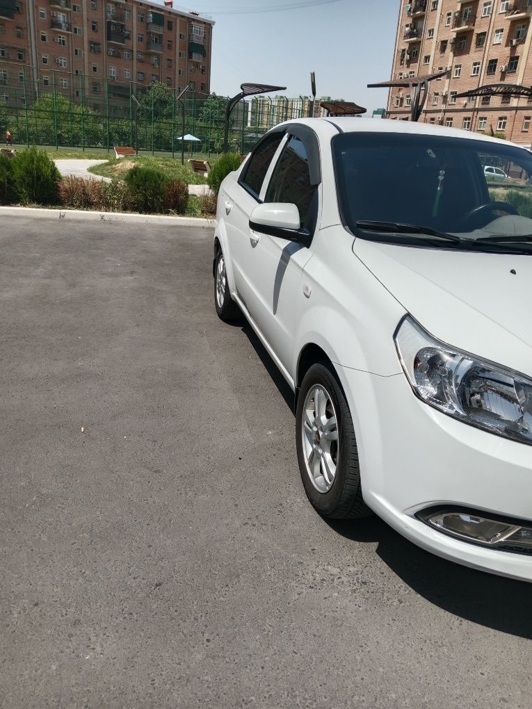 Nexia 3 avtomat sotiladi