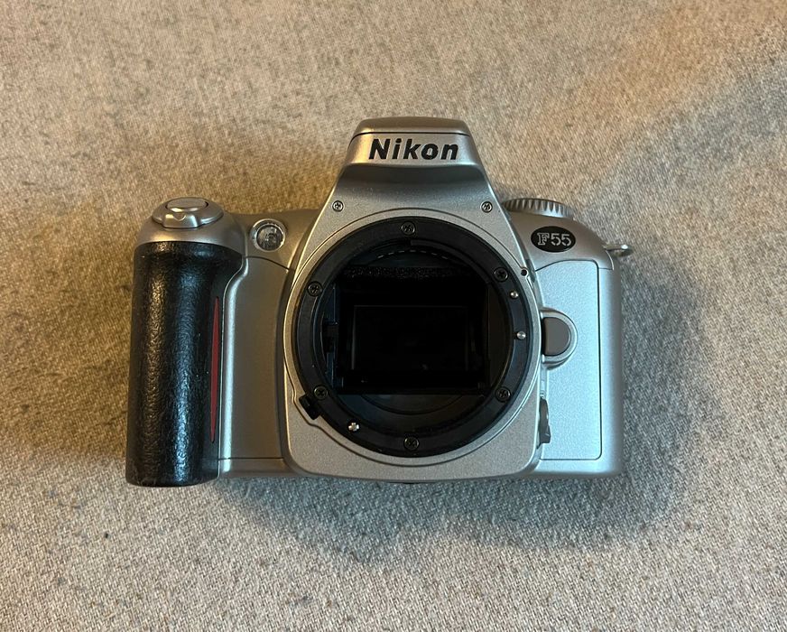 Aparat foto pe film Nikon F55 body – funcțional, fără obiectiv