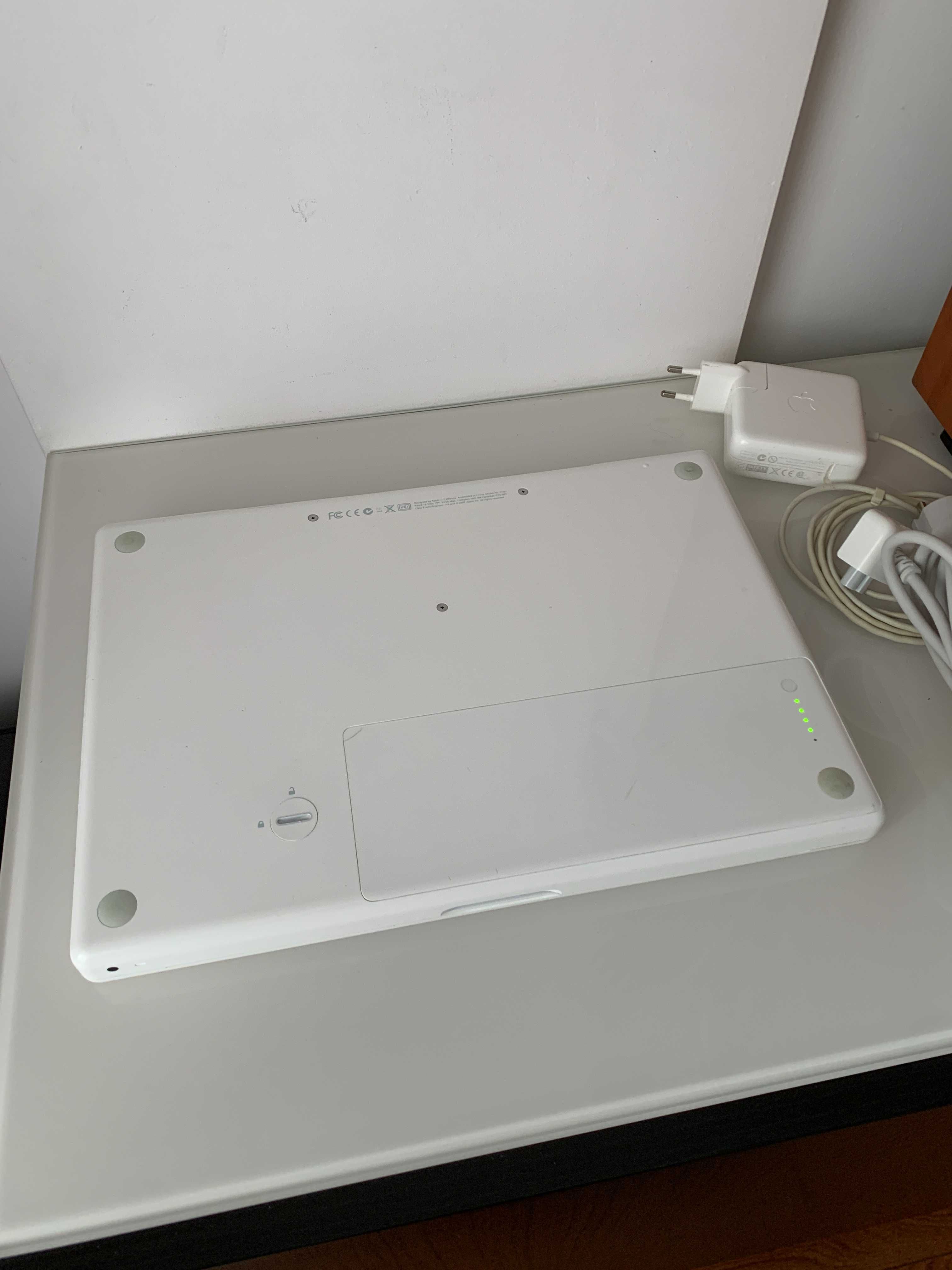  Apple MacBook 13” 2009 model A1181 165 cicluri white