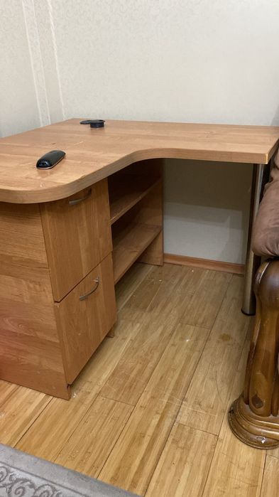 Стол письменный, угловой с ящиками и полками