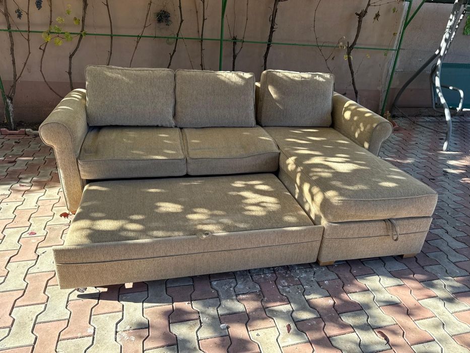 Canapea bej cu picior .Trei perne