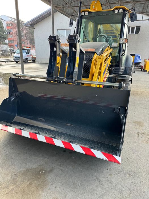 Inchiriez Buldoexcavator Komatsu