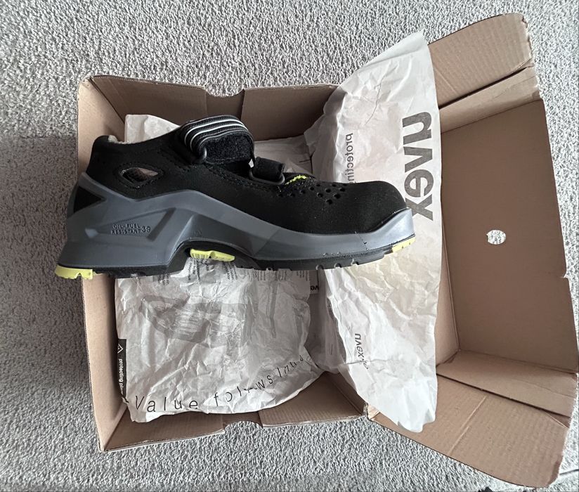 UVEX работни обувки в черен цвят. Нови 39