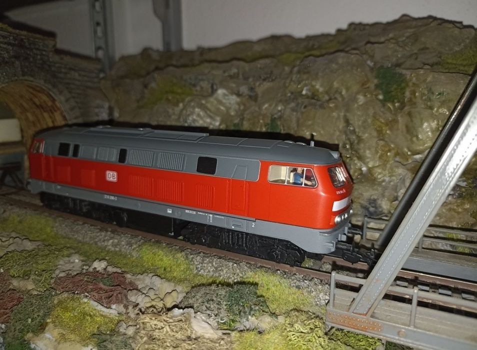 Locomotiva diesel piko BR218 

Lumini in funcție de direcția de mers
T