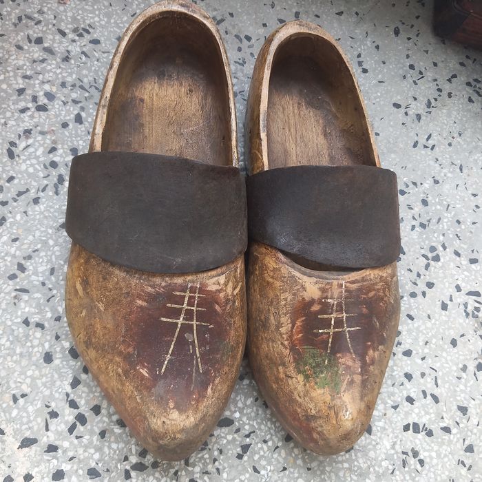 Ретро декорация дървени обувки сабо театрални сценични  налъми украса