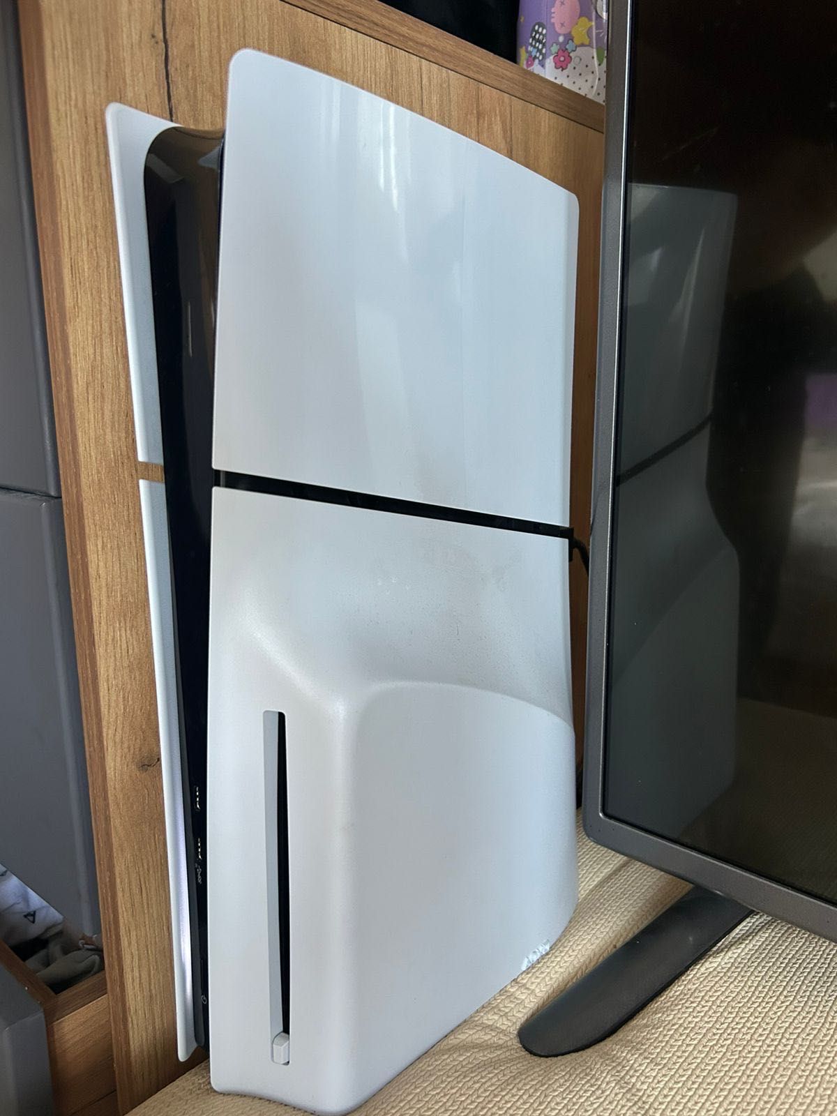 Продается Ps5 на 1 терабайт, + год подписка и 1 джойстик