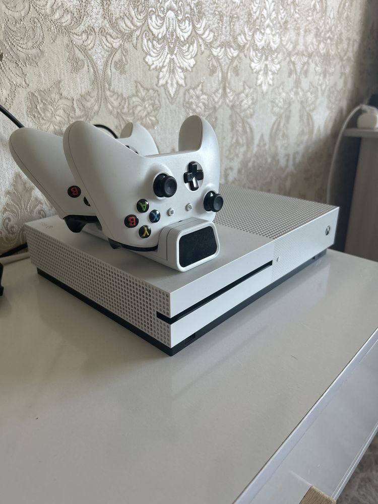 Xbox one + 2 геймпада + зарядная станция