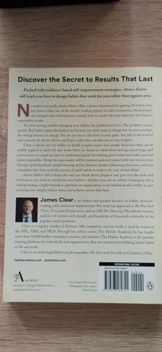 Atomic Habits – James Clear (на английски)