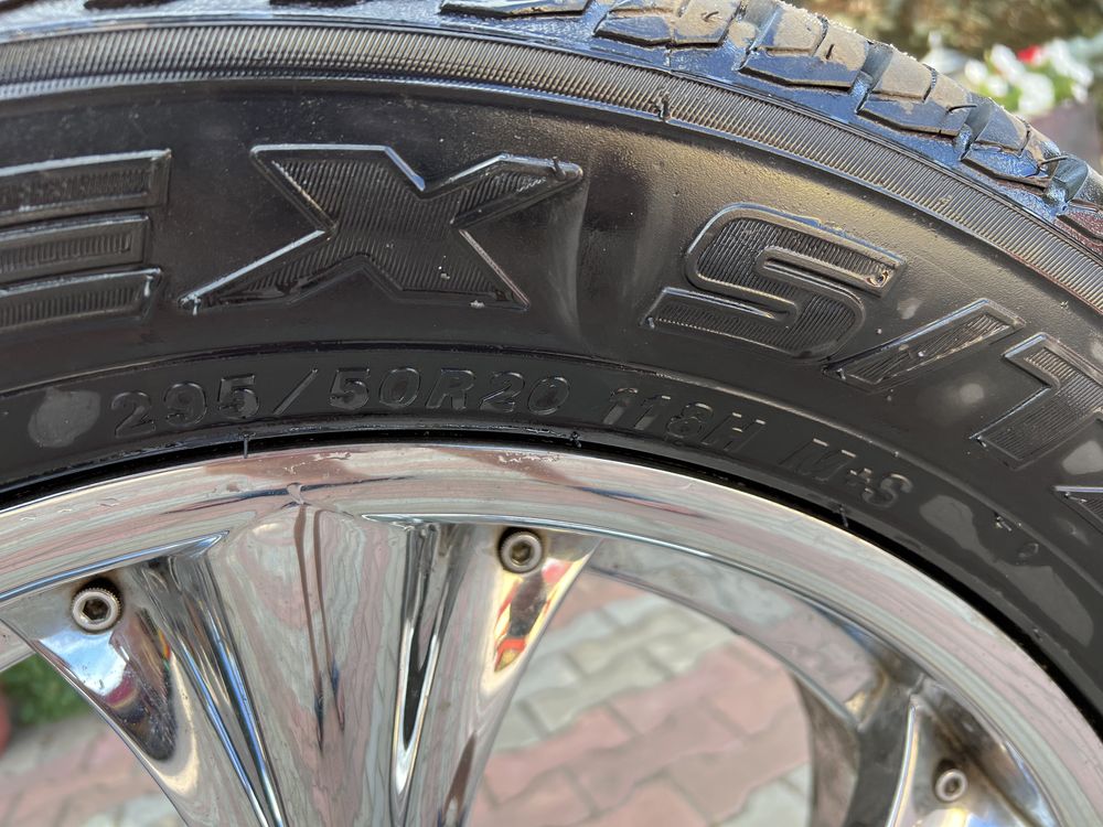 Продам диски размер 295/50 R20 4 диска 3 покрышки  размер крепежа 5-12