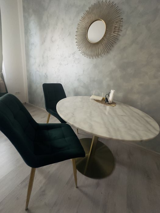 Masa rotunda de marmura