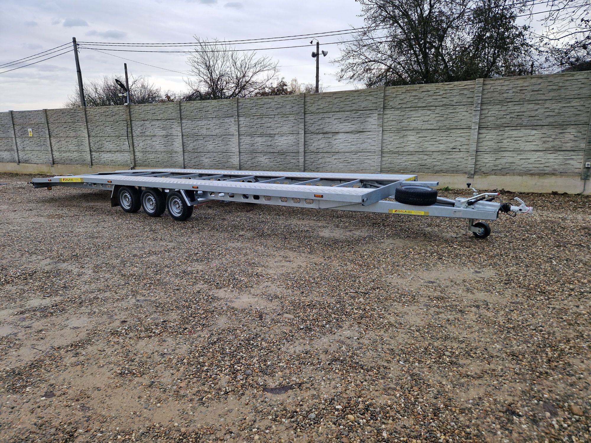 Trailer, platforma 8,5 metri gala syriusz  pe 3 axe 3500 kg