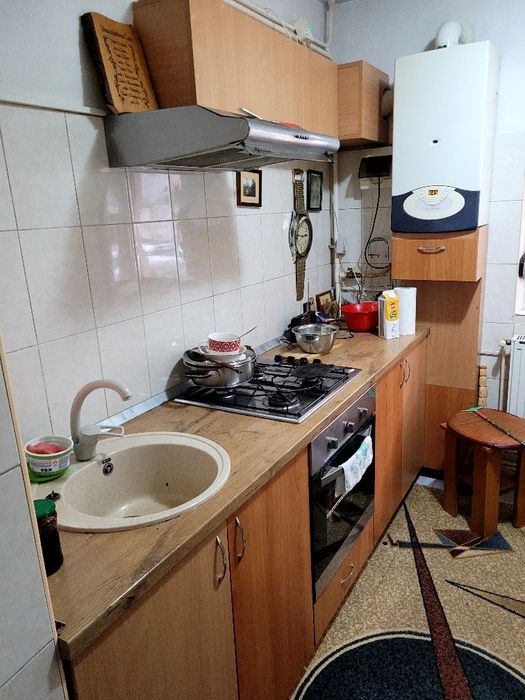 2 camere Gazda , de preferat o studenta . Zona Statia de tramvai.