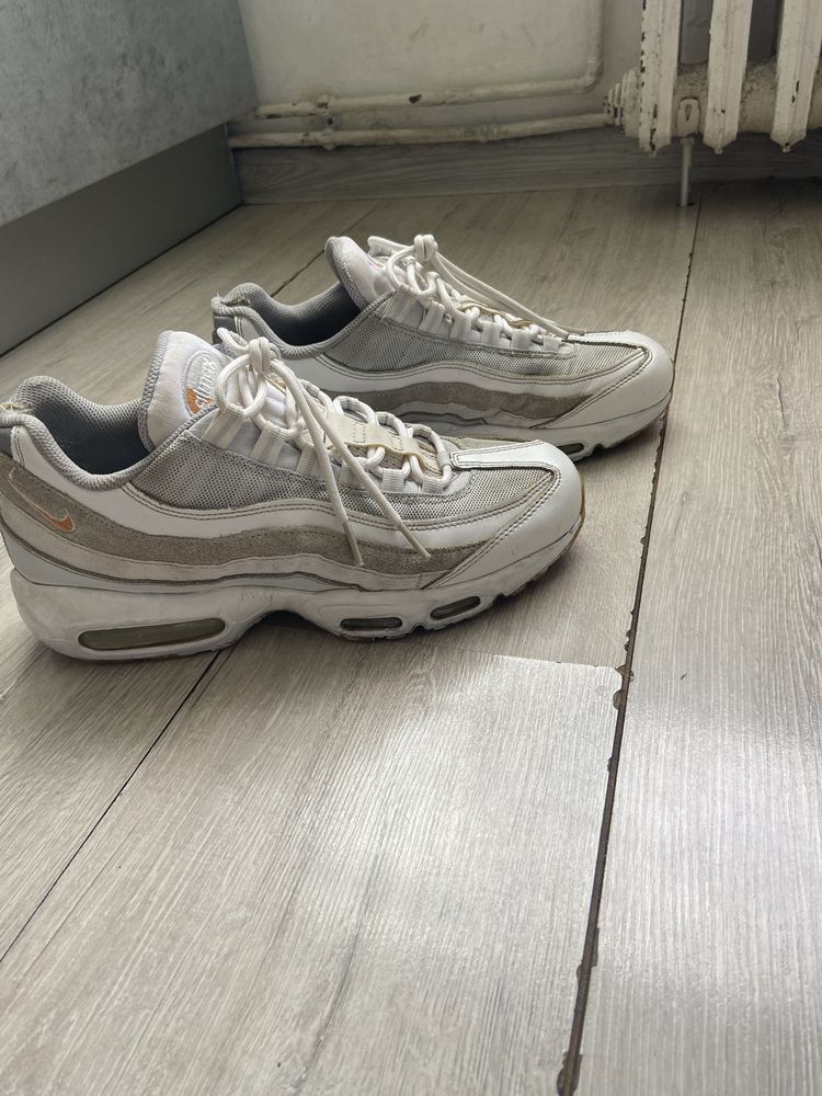 Vand air max 95 purtati un pic
