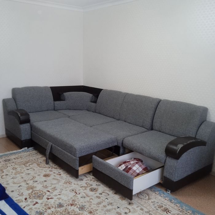 Диван угловой в хорошем состоянии. Чистый.