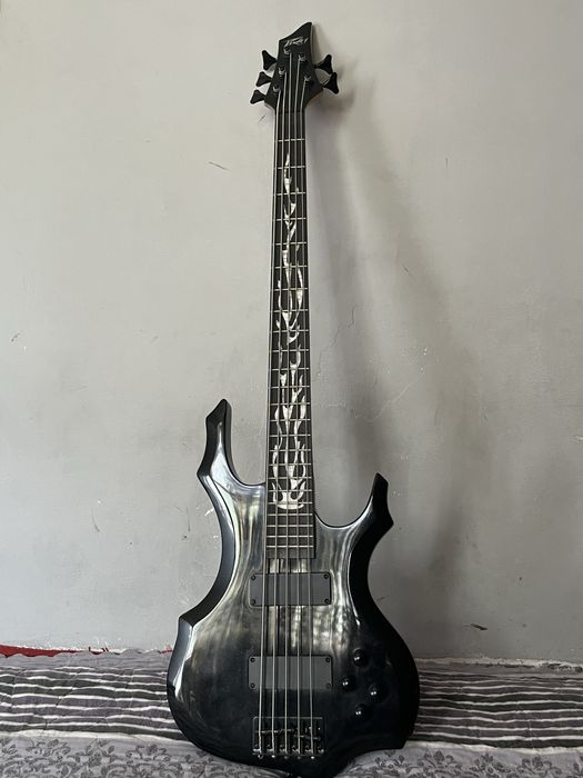 Bass gitara sotiladi