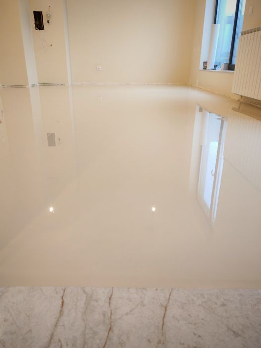 Саморазливна замазка, самонивелираща се замазка