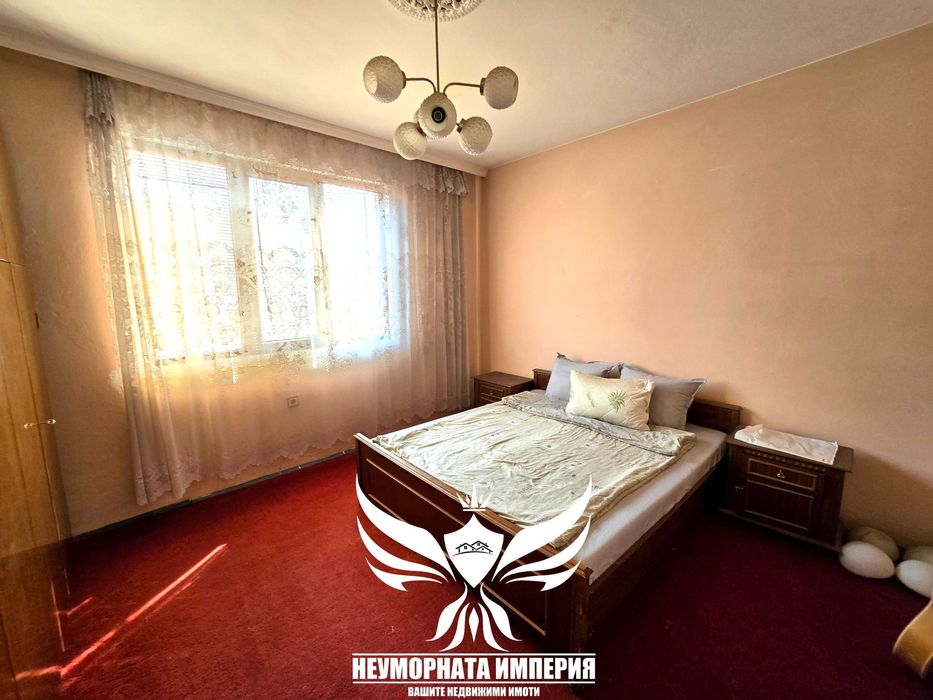 Продавам тристаен с гараж, партерни стаи и 219кв. двор в гр.Асеновград