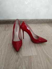 Туфли красные лакированные 36 размер фирмаGLOSSI,