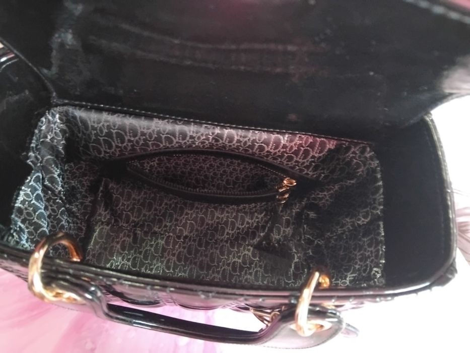 Дамска чанта черен лак