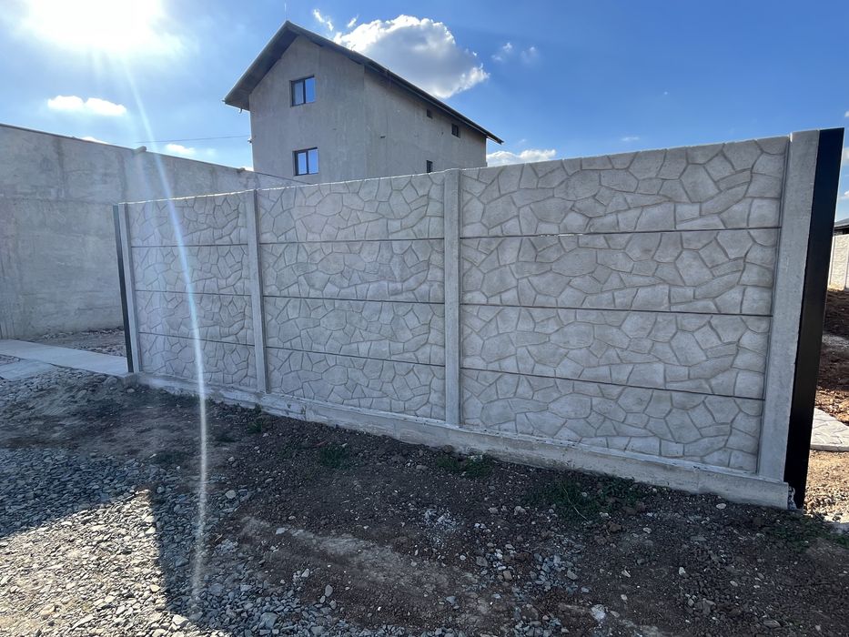 Gard din placi și stâlpi din beton vibrat