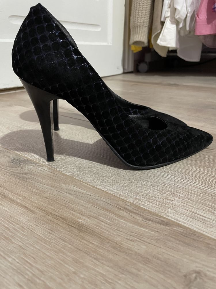 Pantofi stiletto