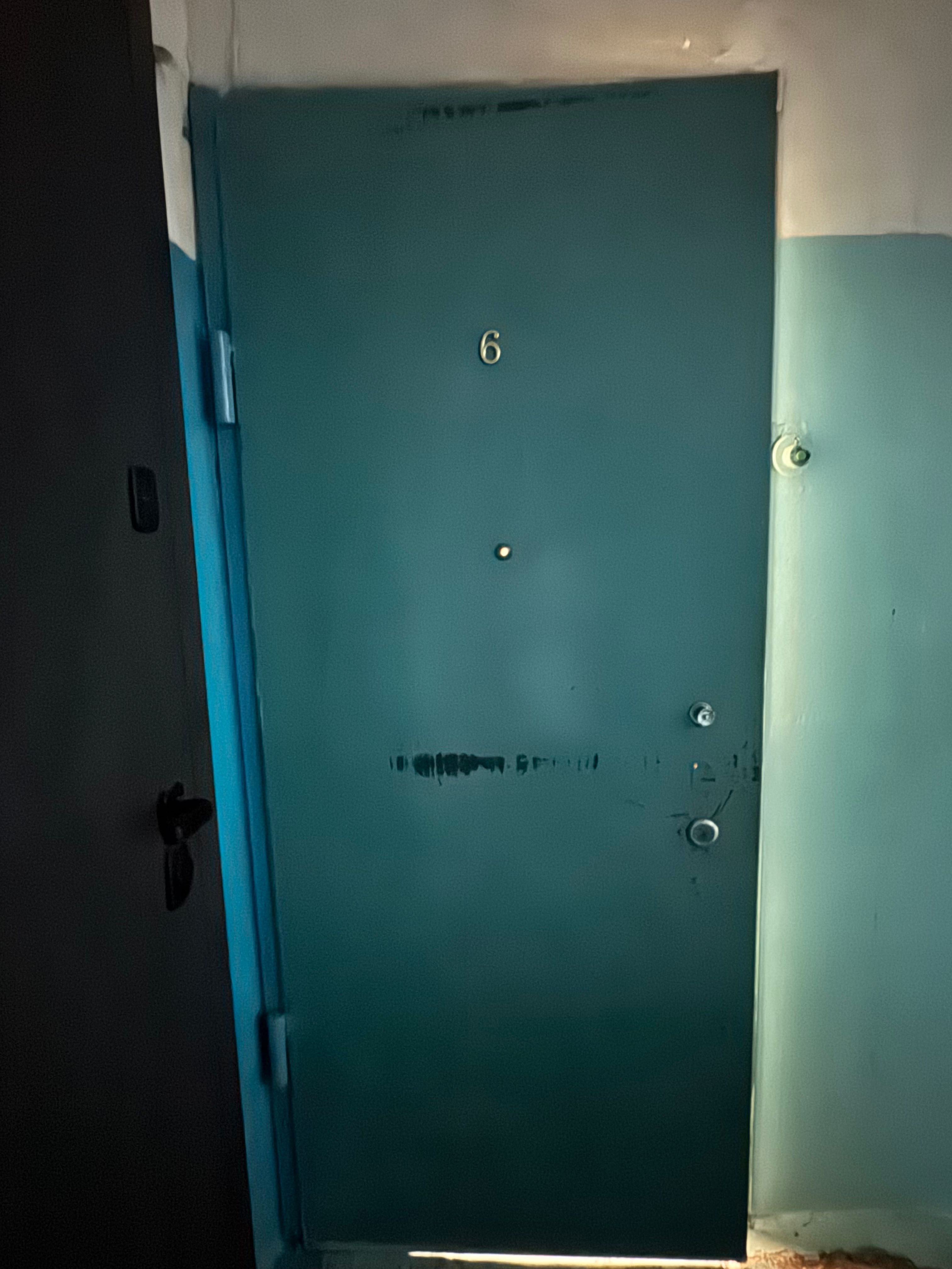 Продам металлическую входную дверь