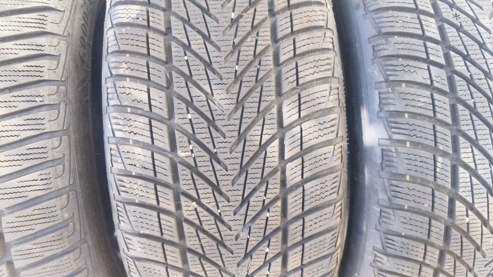 225/40r18 GoodYear 4бр. Зимни