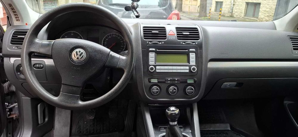 Продавам лек автомобил