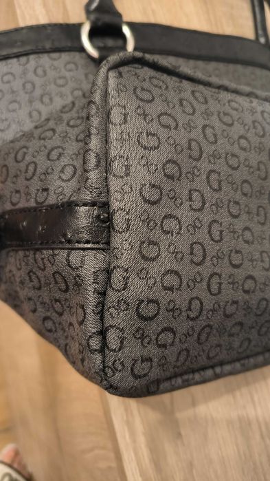 Оригинална черна чанта Guess.