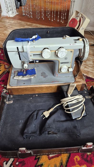 Продам электрическую швейную машинку