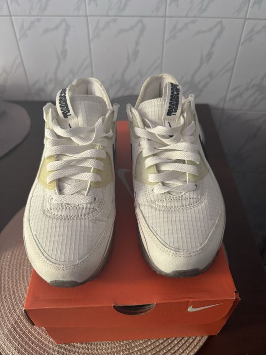 Vand adidasi Nike